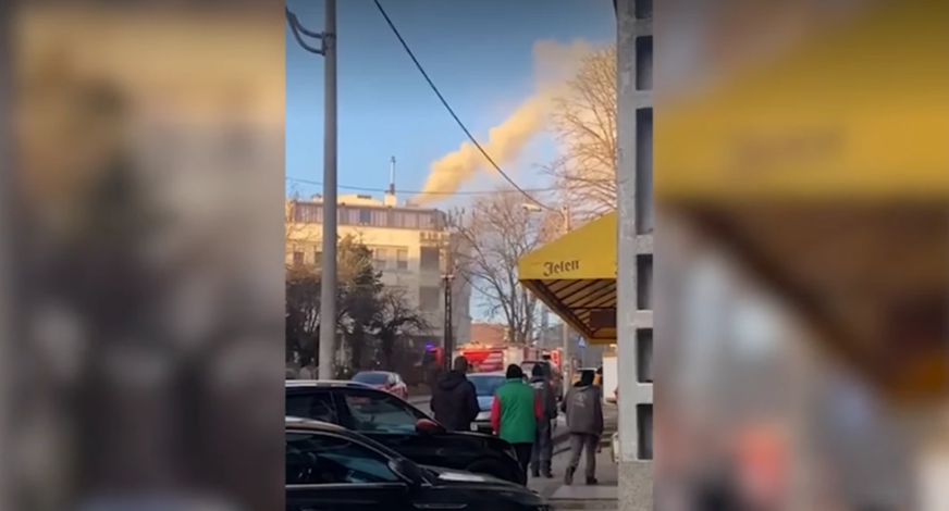 (VIDEO) POŽAR IZAZVALA FRITEZA Zapalila se kuhinja u lokalu na vrhu zgrade, vatrogasci na terenu