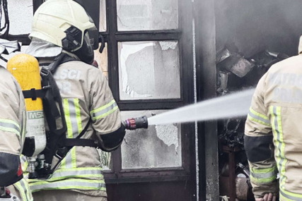 (FOTO) POŽAR U PRIJEDORU Gorjela mehaničarska radnja, vatrogasci jedva ugasili vatru