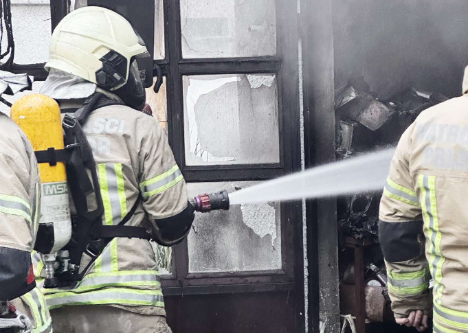 (FOTO) POŽAR U PRIJEDORU Gorjela mehaničarska radnja, vatrogasci jedva ugasili vatru