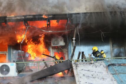 (VIDEO) Vatrogasci pokušavaju na sve načine da ugase vatru u tržnom centru: Sumnja se da je radnik uključio grijalicu, nakon čega je IZBIO POŽAR