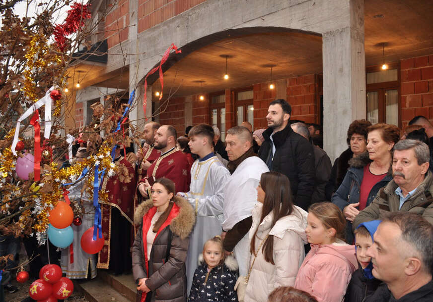 (FOTO) "Okupiti porodicu ponovo kraj ognjišta" U Prijedoru osveštan badnjak ispred Hrama Svete Trojice