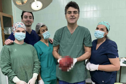 "Kad sam to pipnuo, bio sam u šoku" Doktori iz Prijedora odstranili tumor veličine KOŠARKAŠKE LOPTE