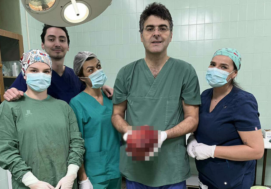 "Kad sam to pipnuo, bio sam u šoku" Doktori iz Prijedora odstranili tumor veličine KOŠARKAŠKE LOPTE