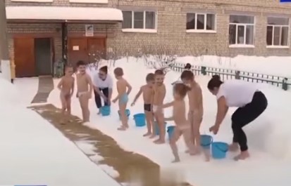 (VIDEO) Šok tretman u ruskim vrtićima: Djecu polivaju u ledenoj vodi na minus 20 Celzijusa