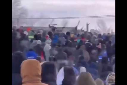 (VIDEO) Hiljade ljudi na ulicama: Demonstranti bijesni zbog presude, lete suzavci i dimne bombe
