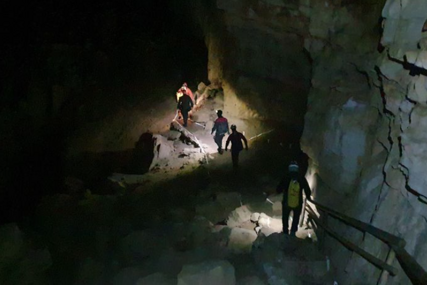 (FOTO) ZAROBLJENO 5 OSOBA Porodica i vodiči 2 dana ne mogu izaći iz pećine u Sloveniji, danas bi trebali biti izvučeni