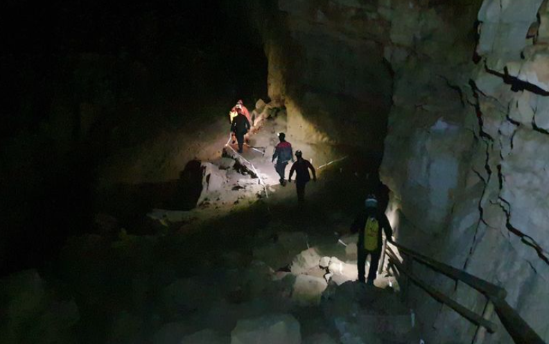 (FOTO) ZAROBLJENO 5 OSOBA Porodica i vodiči 2 dana ne mogu izaći iz pećine u Sloveniji, danas bi trebali biti izvučeni