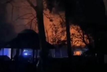 (VIDEO, FOTO) Detalji ogromnog požara u banji kod Sombora: Plamen se diže nekoliko metara u visinu, a dim ide na sve strane