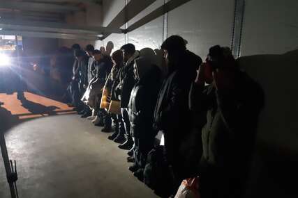 (FOTO) Otkriveni na graničnom prelazu Gradiška: Određen pritvor strancu koji je krijumčario 27 migranata