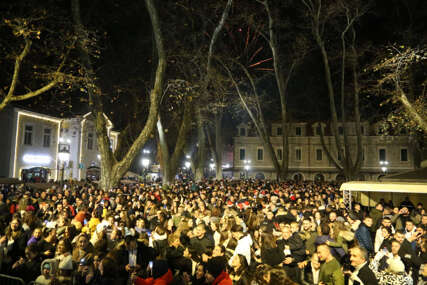(FOTO) VESELO I UZ PJESMU Nova godina širom Srpske dočekana na otvorenom, slavilo se do jutra