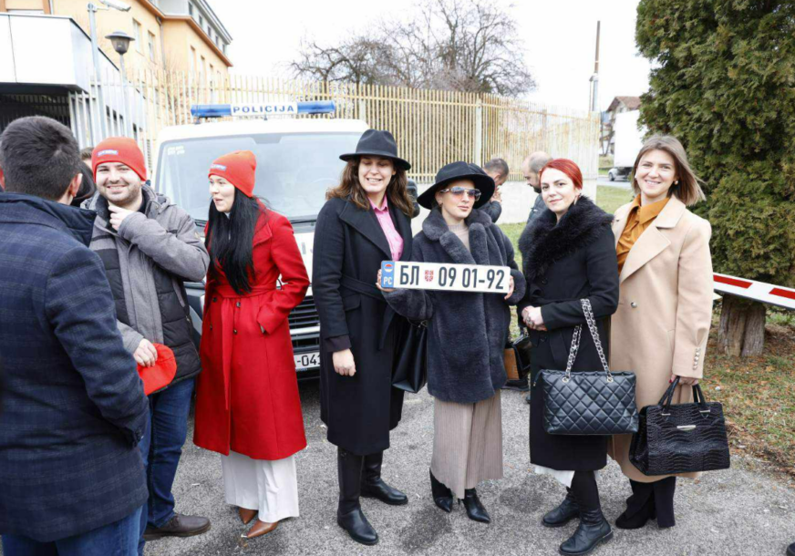 „Komentari tri, čet’ri, sad“ Anja Ljubojević u Sarajevu pozirala sa „registarskom tablicom“ Republike Srpske