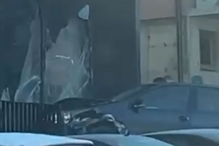 (VIDEO) HAOS U TEŠNJU Auto proklizalo u zgradu preko puta policije