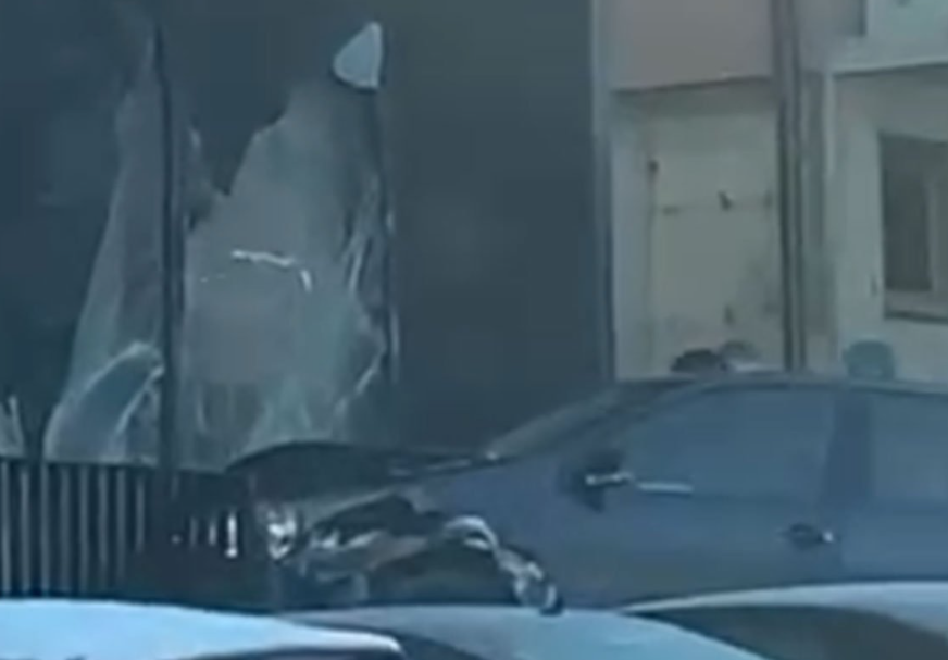 (VIDEO) HAOS U TEŠNJU Auto proklizalo u zgradu preko puta policije