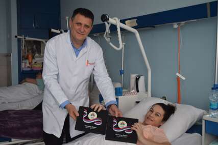 (FOTO) “Veliko hvala Dodiku na divnom gestu” Đajić uručio zlatnike za bebe rođene u UKC Srpske na Dan Republike