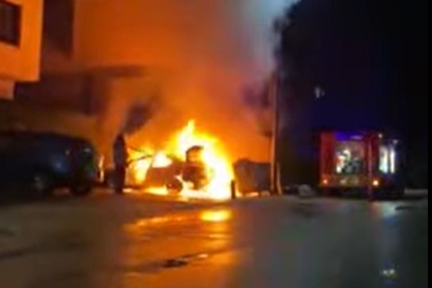 (VIDEO) Sumnja se da je požar podmetnut: Automobil u Konjicu izgorio u potpunosti