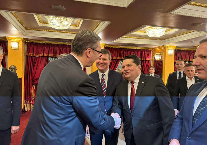 (FOTO) „Hvala bratskom makedonskom narodu“ Stevandić sa Vučićem prisustvovao Svetosavskoj akademiji u Skoplju