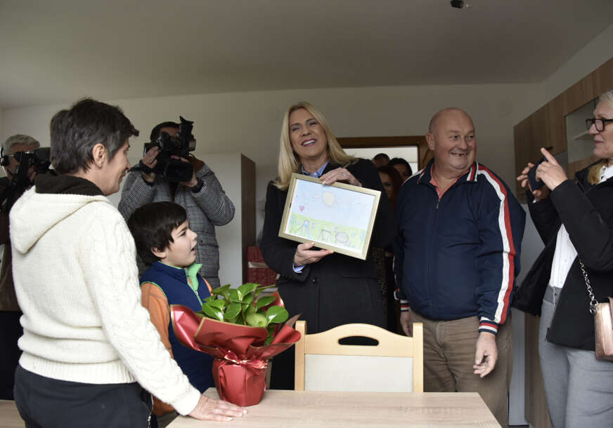 Ranije im pomogla u gradnji kuće: Željka Cvijanović poklonima obradovala porodicu Dobraš