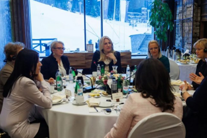 (FOTO) "Katalin je dokazani prijatelj" Cvijanovićeva i Novakova na okruglom stolu na Јahorini razgovarale o ulozi žena u politici