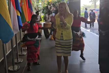 Željka Cvijanović pleše u Ugandi