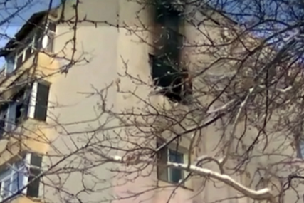 (VIDEO) Majka bacila bebu sa prozora, pa skočila za njom: Stravična scena u stanu uslijed požara, jedan detalj posebno šokantan