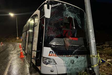 (FOTO) Teška nesreća u Turskoj: U prevrtanju autobusa POGINULO 9 OSOBA, a 30 povrijeđeno