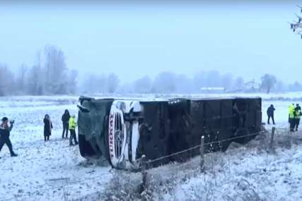 (VIDEO) SUMNJA SE NA SNIJEG U prevrtanju autobusa poginulo 6 putnika, više od 30 povrijeđeno