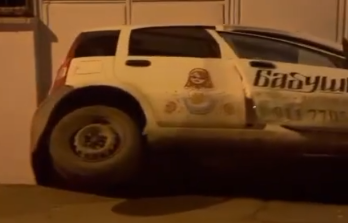 (VIDEO) NESVAKIDAŠNJA NESREĆA Automobil propao u rupu, vide se samo točkovi