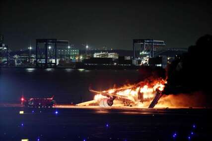 Avion u plamenu 
