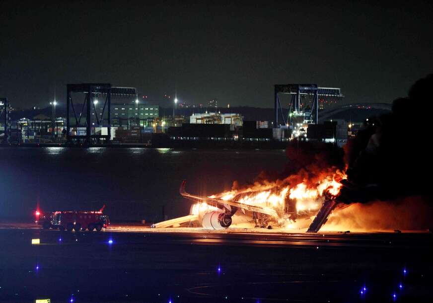 Avion u plamenu 