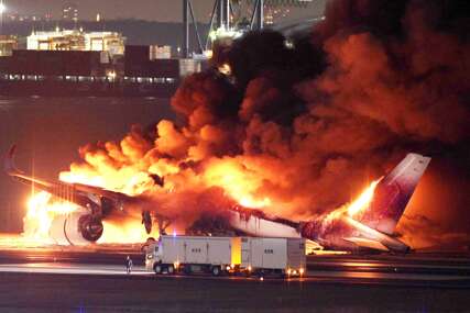 (VIDEO) RAVNO ČUDU Skoro 400 ljudi evakuisano iz zapaljenog aviona za 90 sekundi