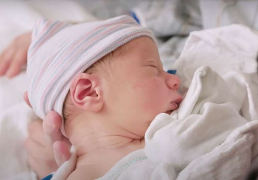 Dirljiva priča o roditeljskoj ljubavi: Bolesna beba ima mamu i tatu, to su medicinska sestra i tehničar, koji su brinuli o njoj u bolnici
