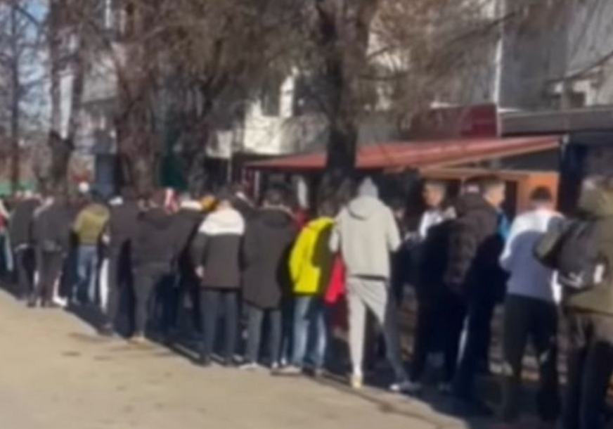 (VIDEO) Evroligaško "ludilo" i euforija: Ogromni redovi navijača Zvezde čekaju kartu za derbi s Partizanom