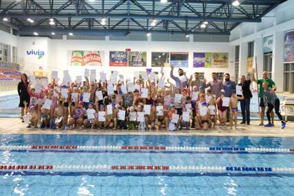 Organizovan i veseli čas plivanja: Diplome za 500 mališana koji su uspješno završili obuku za neplivače
