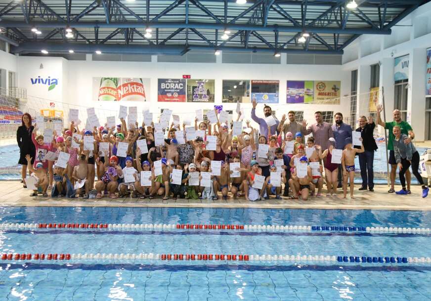 Organizovan i veseli čas plivanja: Diplome za 500 mališana koji su uspješno završili obuku za neplivače