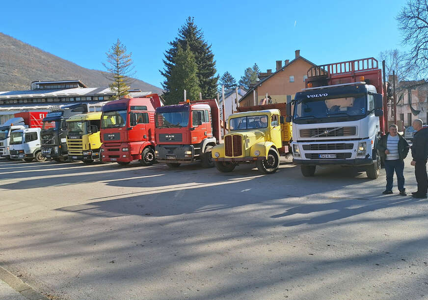 Međunarodni dan vozača i automehaničara: Kamiondžije prodefilovale ulicama Drvara