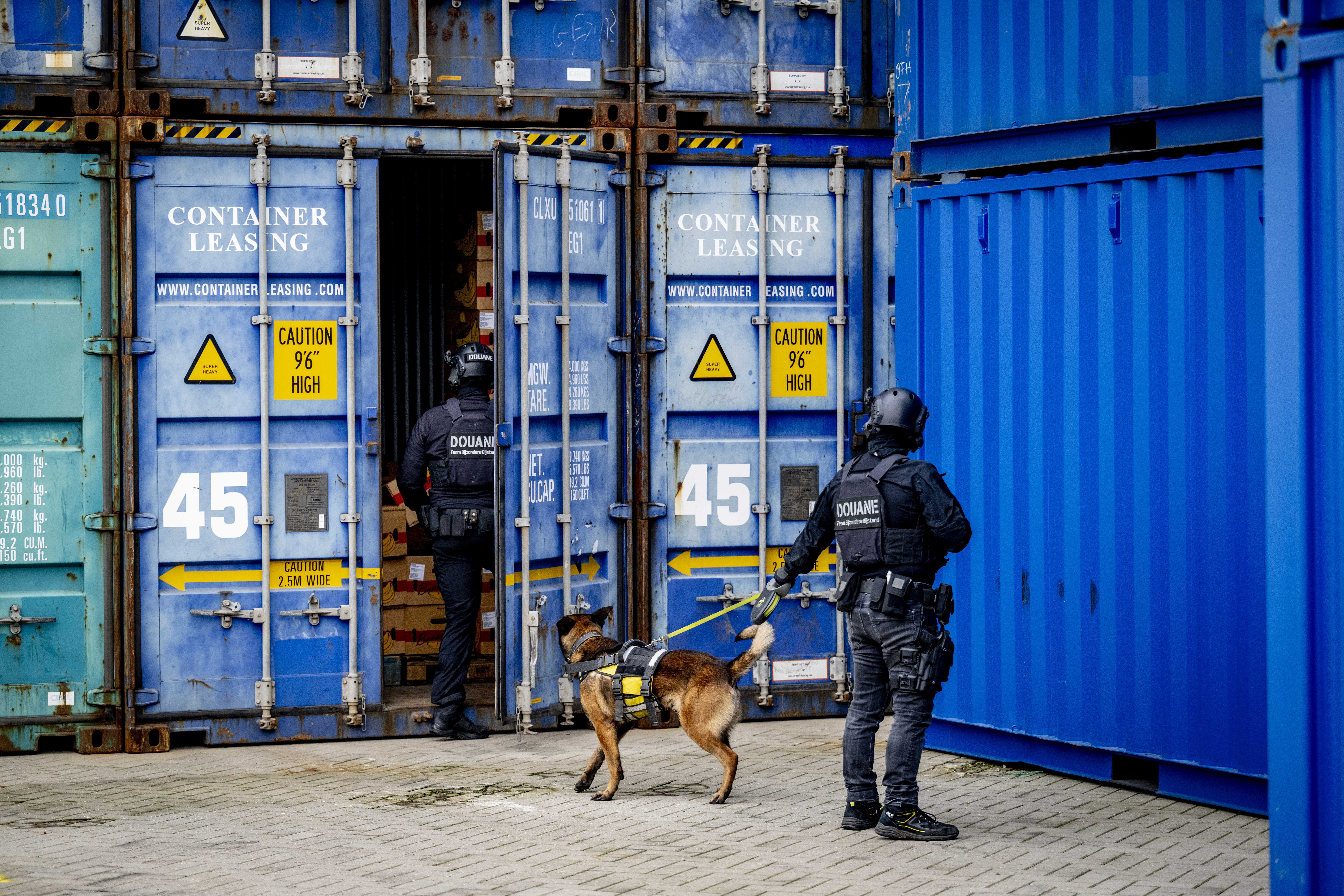 Policija pretresa kontejnere