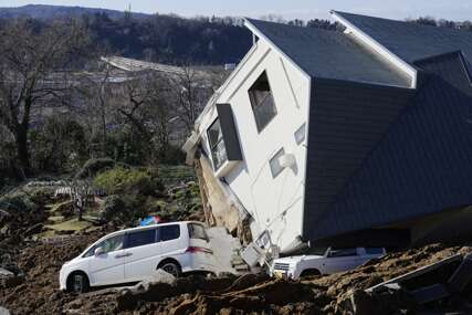 Prevrnuta kuća nakon zemljotresa