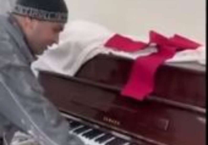 Momak moler svira klavir
