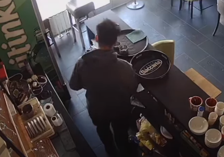 (VIDEO) KRAĐA U SARAJEVU Konobar ukrao 1.000 maraka iz kafića, pa pobjegao