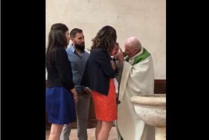 (VIDEO) Sveštenik OŠAMARIO BEBU tokom krštenja: Prisutni ostali šokirani, otac nakon nekoliko trenutaka reagovao