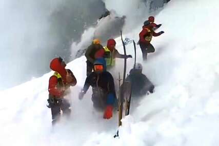 (VIDEO) TRENUTAK UŽASA Kamera zabilježila kako lavina zatrpava planinare