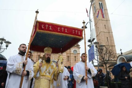(VIDEO, FOTO) Krenula Bogojavljenska litija u Banjaluci: Okupljen veliki broj vjernika ispred Hrama Hrista Spasitelja