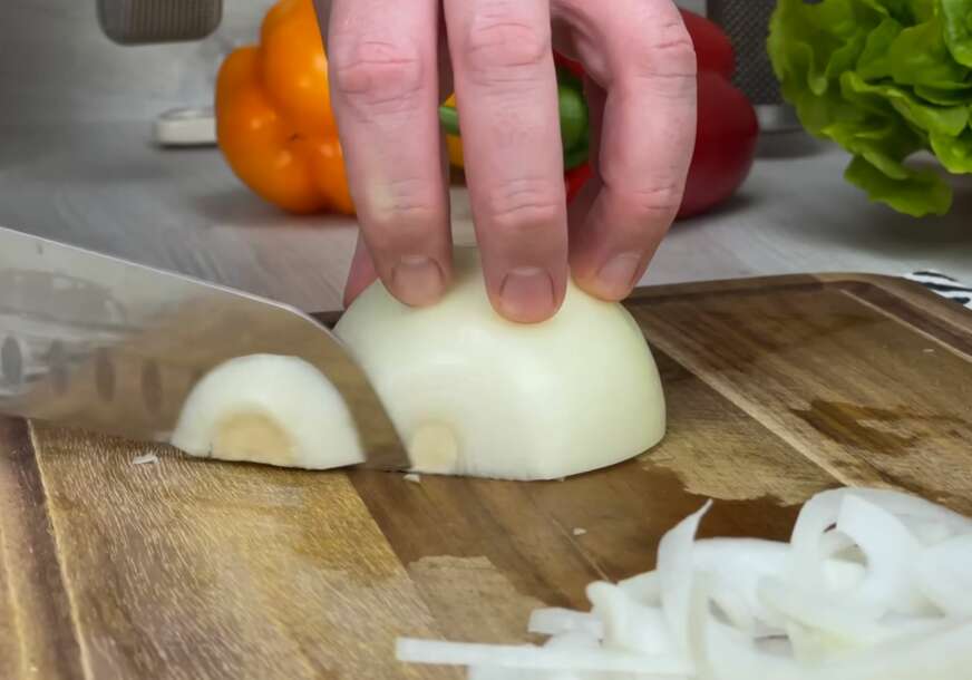 (VIDEO) Nikada više nećete koristiti nož: Trik za SJECKANJE LUKA koji će vam uštedjeti vrijeme i živce