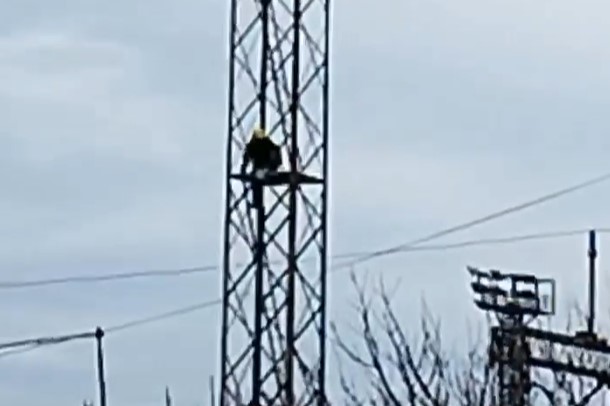 (VIDEO) VATROGASCI NA TERENU Muškarac prijeti samoubistvom na tornju