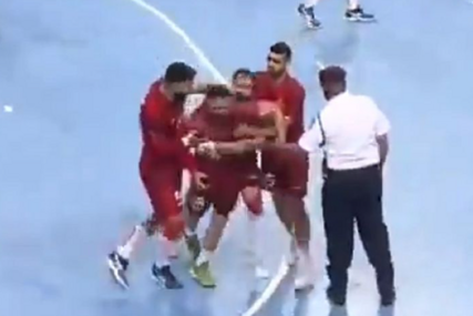 (VIDEO) SKANDAL NA PRVENSTVU AZIJE Igrači htjeli da tuku sudije, 5. ih privedeno, pa nakon toga dobili medalje