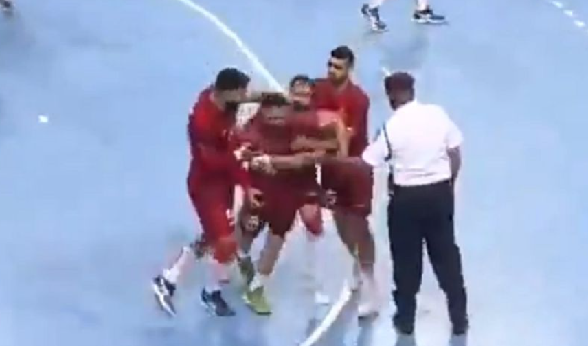 (VIDEO) SKANDAL NA PRVENSTVU AZIJE Igrači htjeli da tuku sudije, 5. ih privedeno, pa nakon toga dobili medalje