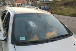 oštećen nepropisno parkiran automobil u Beogradu