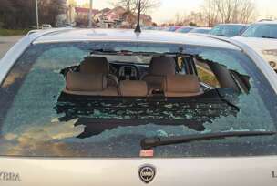 oštećen nepropisno parkiran automobil u Beogradu