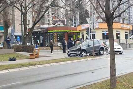(VIDEO) Saobraćajna nesreća u Sarajevu: Učestvovala dva automobila, teško povrijeđena pješakinja (63)