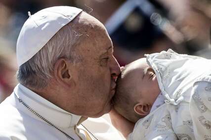 Papa ljubi bebu u glavu